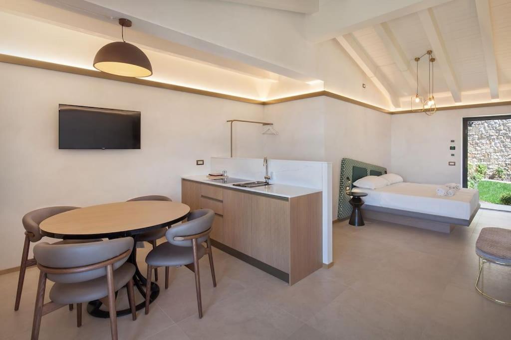 Villa Divina-Apt Armonia-Con Piscina E Vista Lago Castelletto Di Brenzone Eksteriør billede